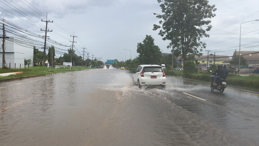 ขับเลนที่น้ำไม่ลึก