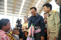 นายกฯ “อนุทิน” มอบสิ่งของบรรเทาทุกข์ ยืนยันทยอยโอนเงินเยียวยา ให้ผู้ได้รับผลกระทบจากสถานการณ์ชายแดน